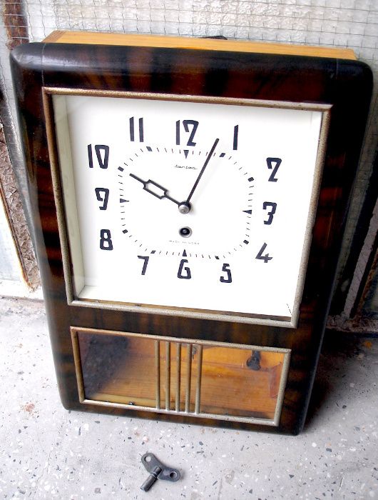 Янтар - механичен стенен часовник с махало