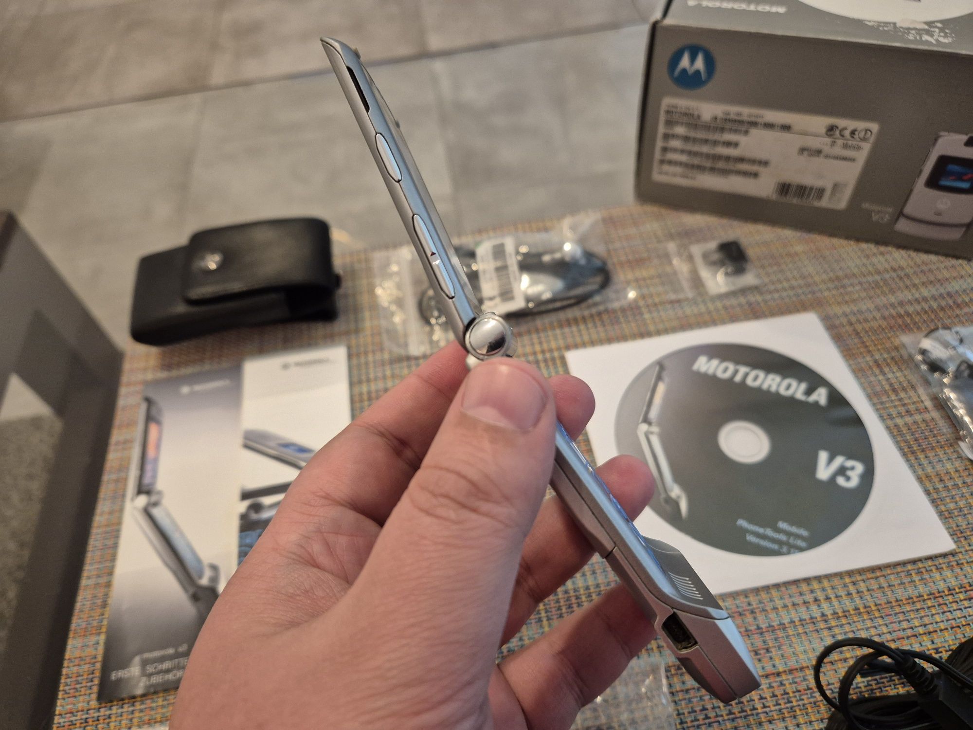 Motorola V3 full box, 10/10, acelasi IMEI peste tot, pentru colectie