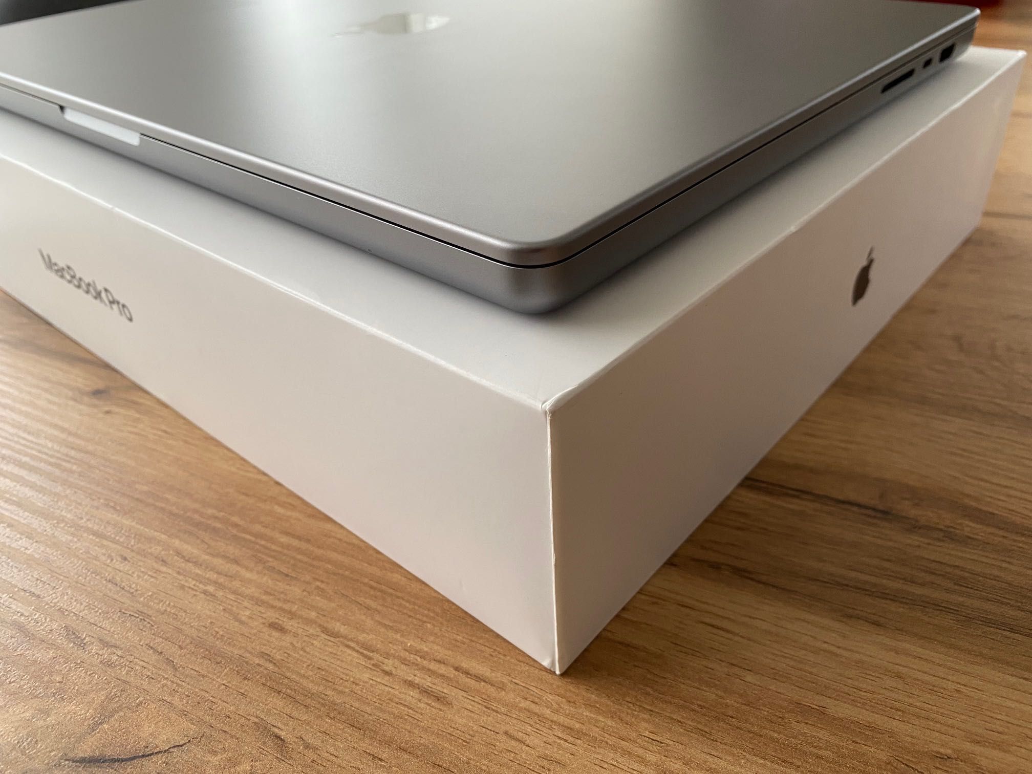 MacBook Pro 16" M1 MAX 10-Core CPU, 32-Core GPU, 32GB RAM, 1TB SSD