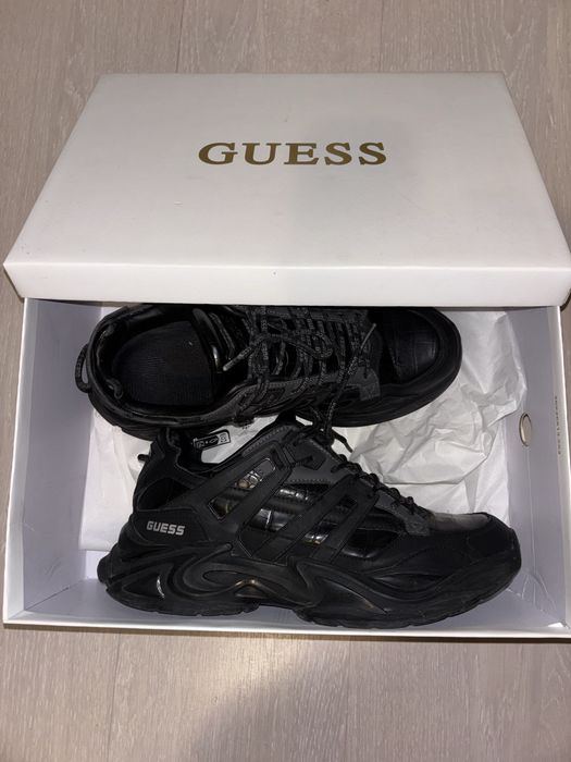 Обувки на Guess!