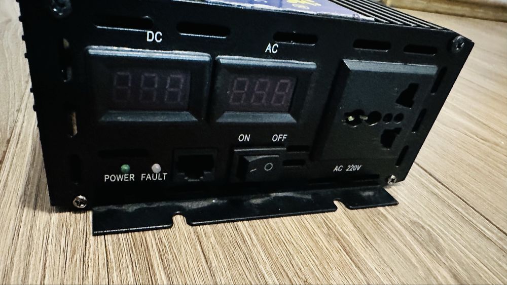 Invertor de tensiune, 24V, 4000W, sinus pur, afisaj LED-uri