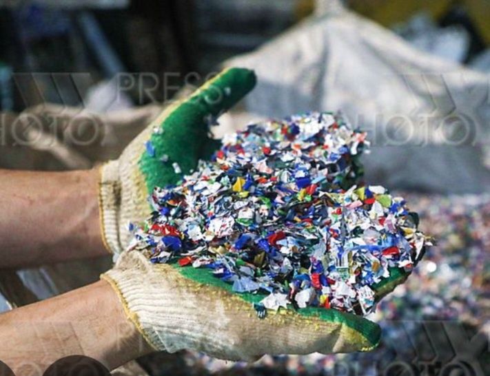 Пэт бутылкалардан майдаланган Пробка ва этикетка  хом ашёси сотилади.