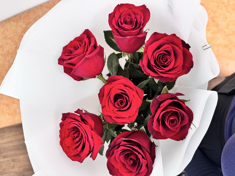 Свежий букет метровых роз.