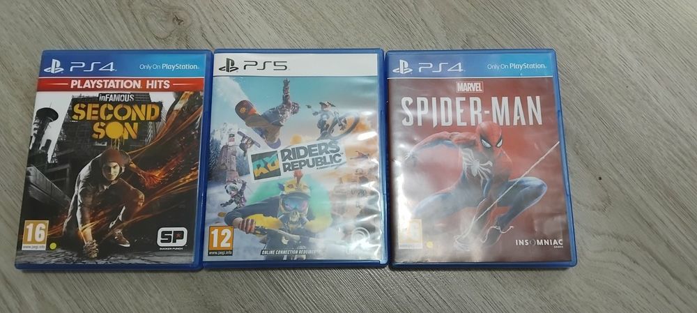 Playstation 5 Slim с 3 игри и постойка за конзолата