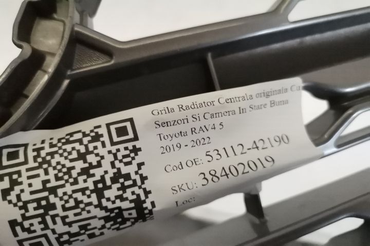 Централна радиаторна решетка / Toyota RAV4 5 Оригинална, с датчици и к