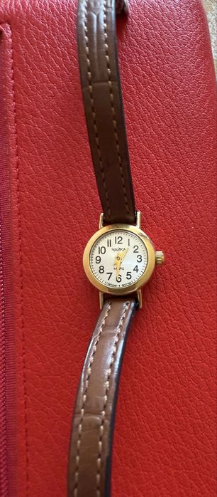 Часы золотые женские