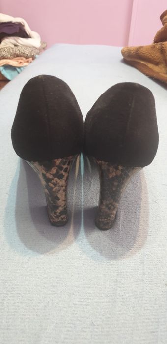 Vând pantofi imitație de piele cu toc imitație de piele de șarpe.