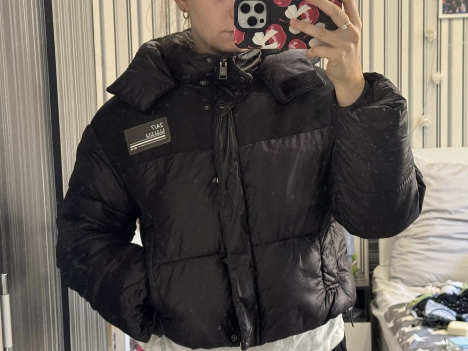 Черно късо яке в черно от Bershka