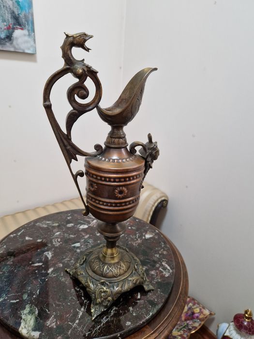 Рядка антикварна ренесансова бронзова кана с орнаменти