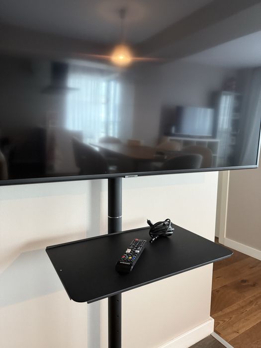 Vand TV Samsung 138 cm, 4K, ultra HD si stand mobil