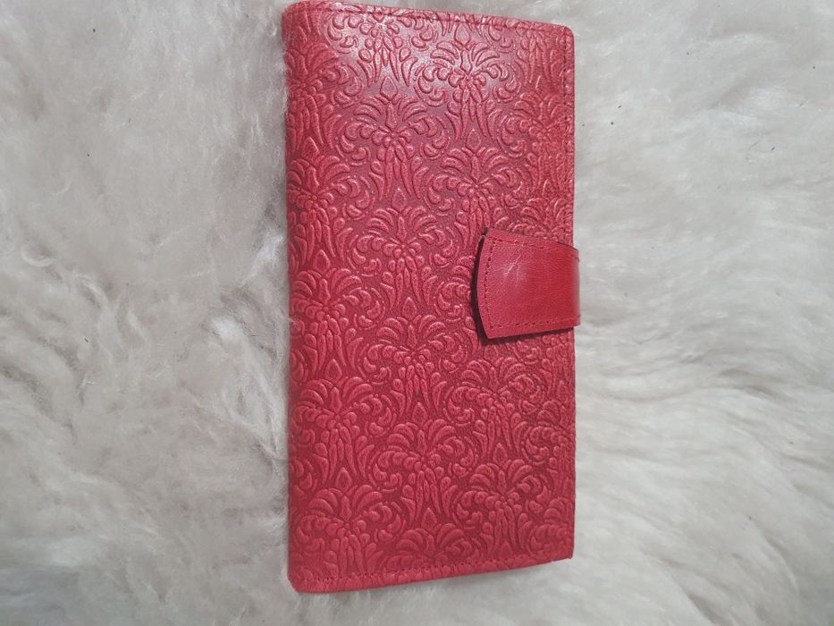 Дамски портфейли от естествена кожа