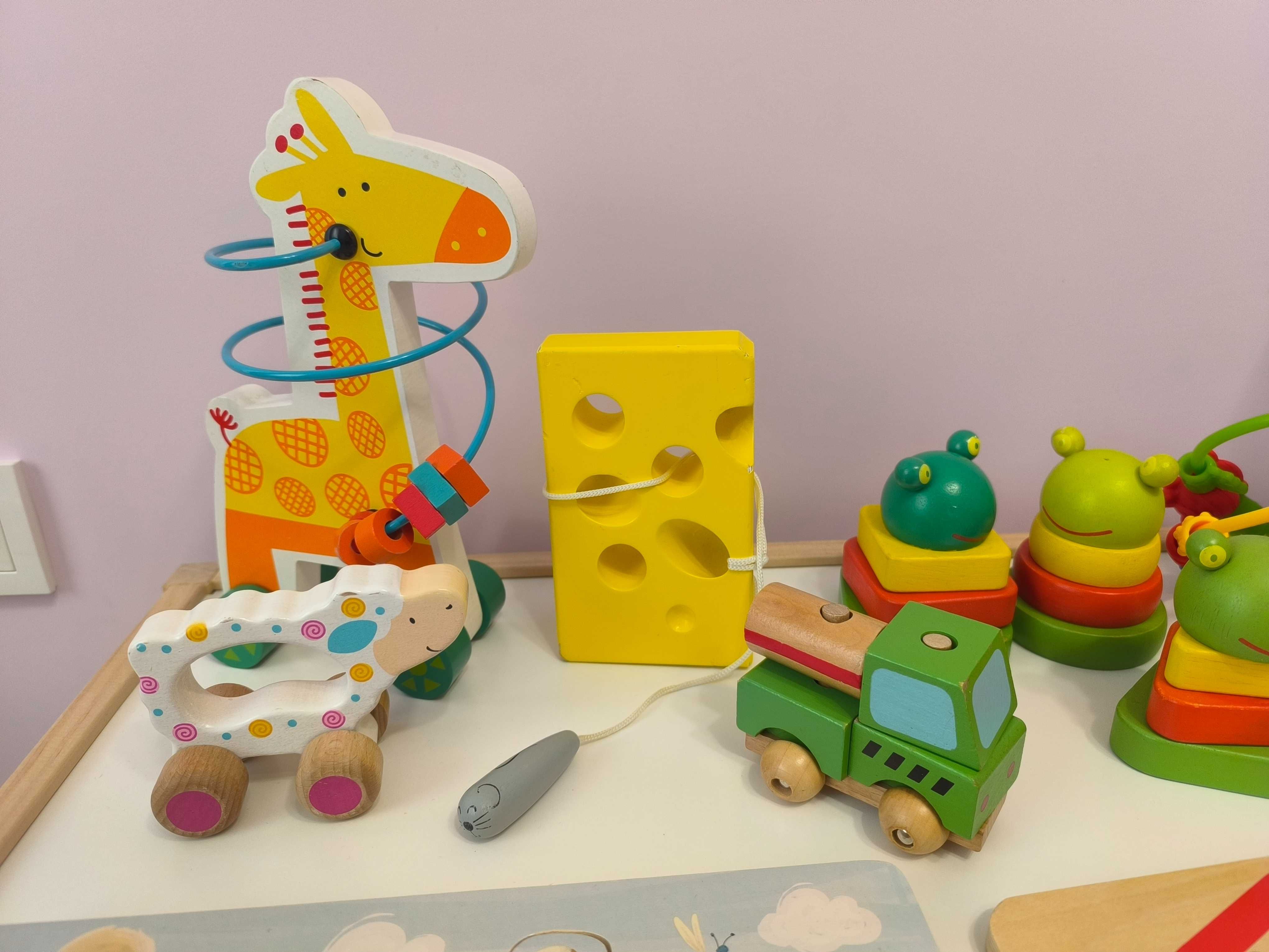 Детски образователни играчки -дървени низанки за бутане финна моторика