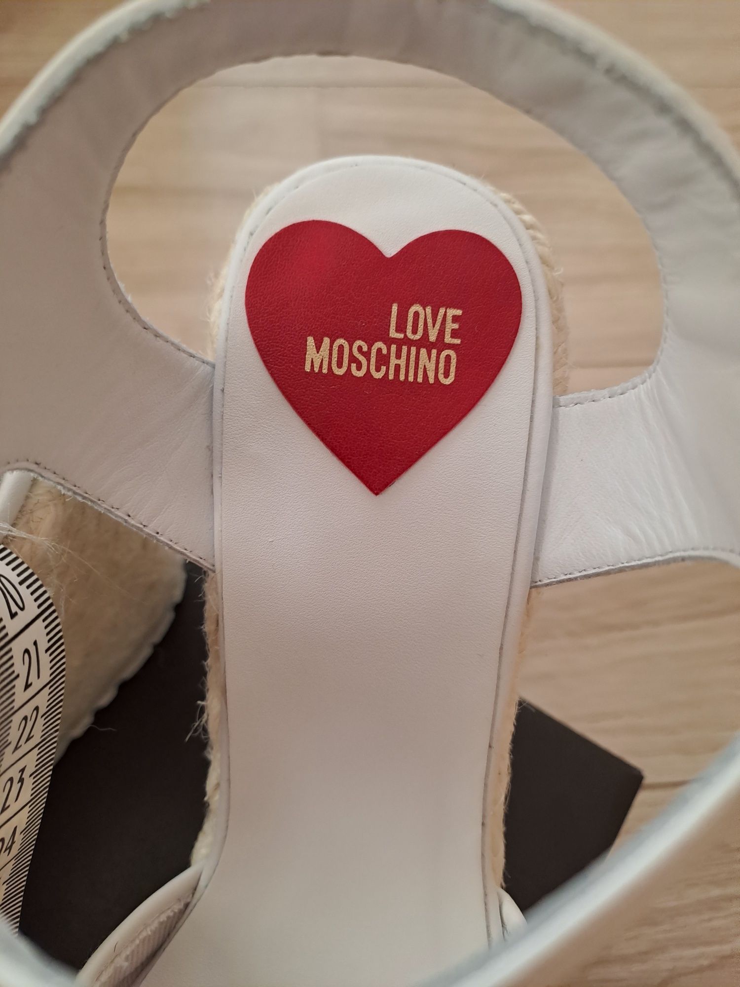 Love Moschino 170 лв.