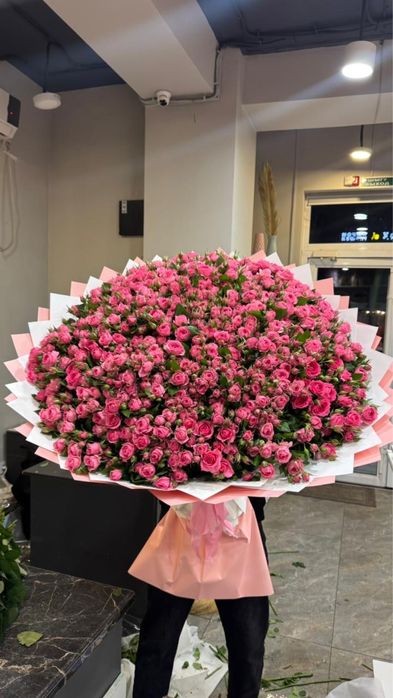 Огроменный букет из 201 кустовой розы