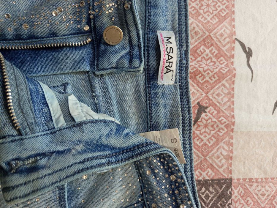 Еластични дънки с камъчета