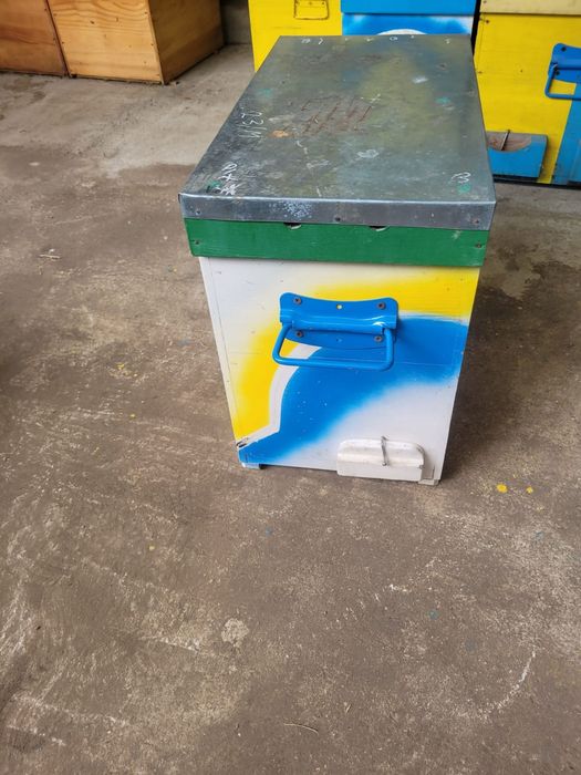 Cutie/Cutii  pentru stupi / roiuri cu doua iesiri