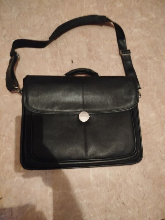 Продаю сумку для ноутбука чистая кожа