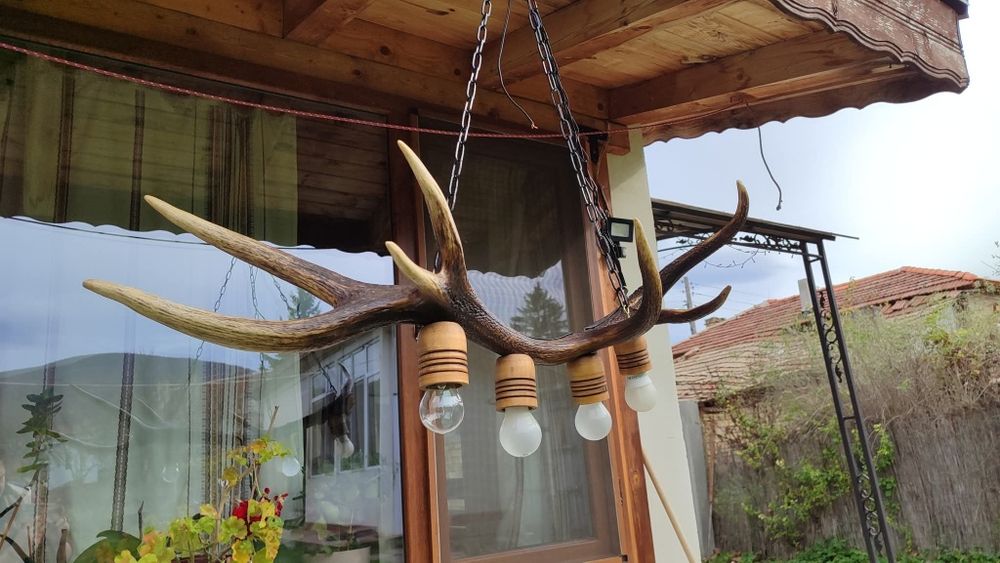 Ръчно изработен полилей от еленови рога с ръчно изработени дървени чаш