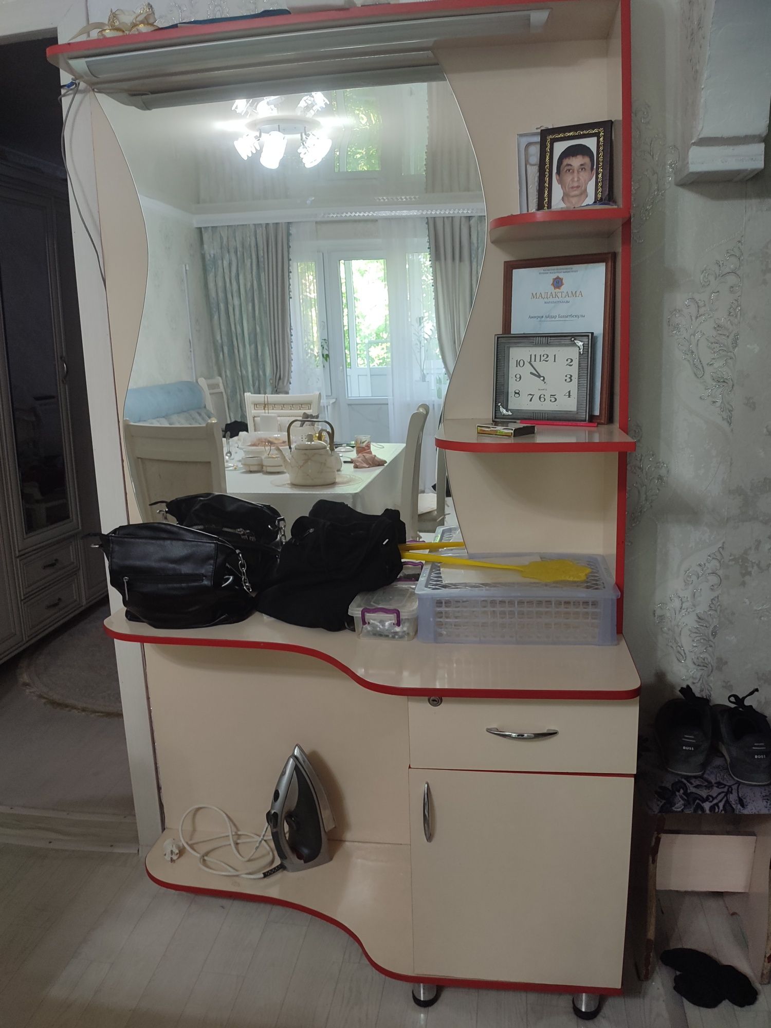 Продается шкаф для парихмахеров , можно для дома. В отличном состоянии