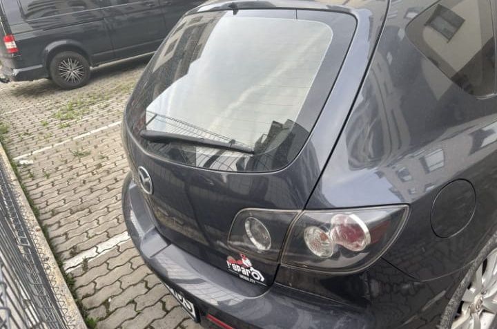 Mazda 3.    2006