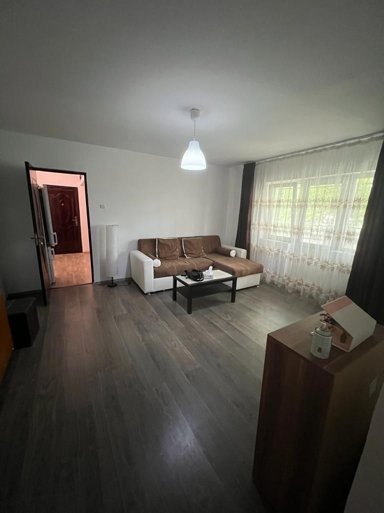 Vând apartament 2 camere + garaj