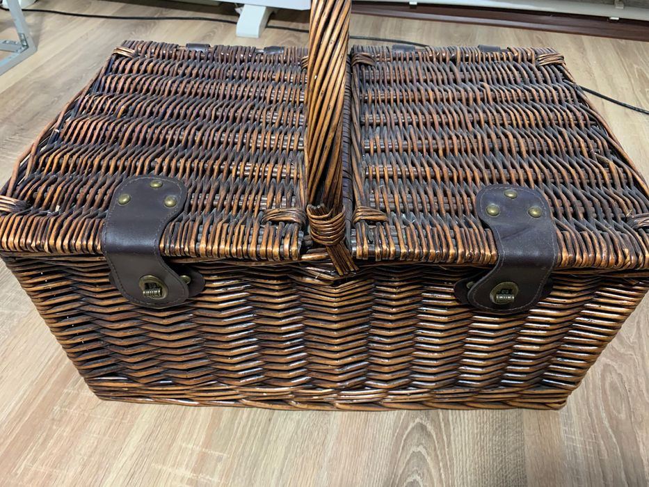 Корзина с посудой и холодильником для пикника