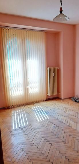 Дава се под наем Тристаен апартамент в София, Център - 70 кв.м за 650 € - Снимка #1