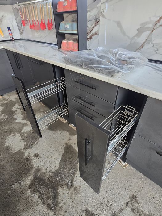 Кухня мебел  5×3 высота 2.40м