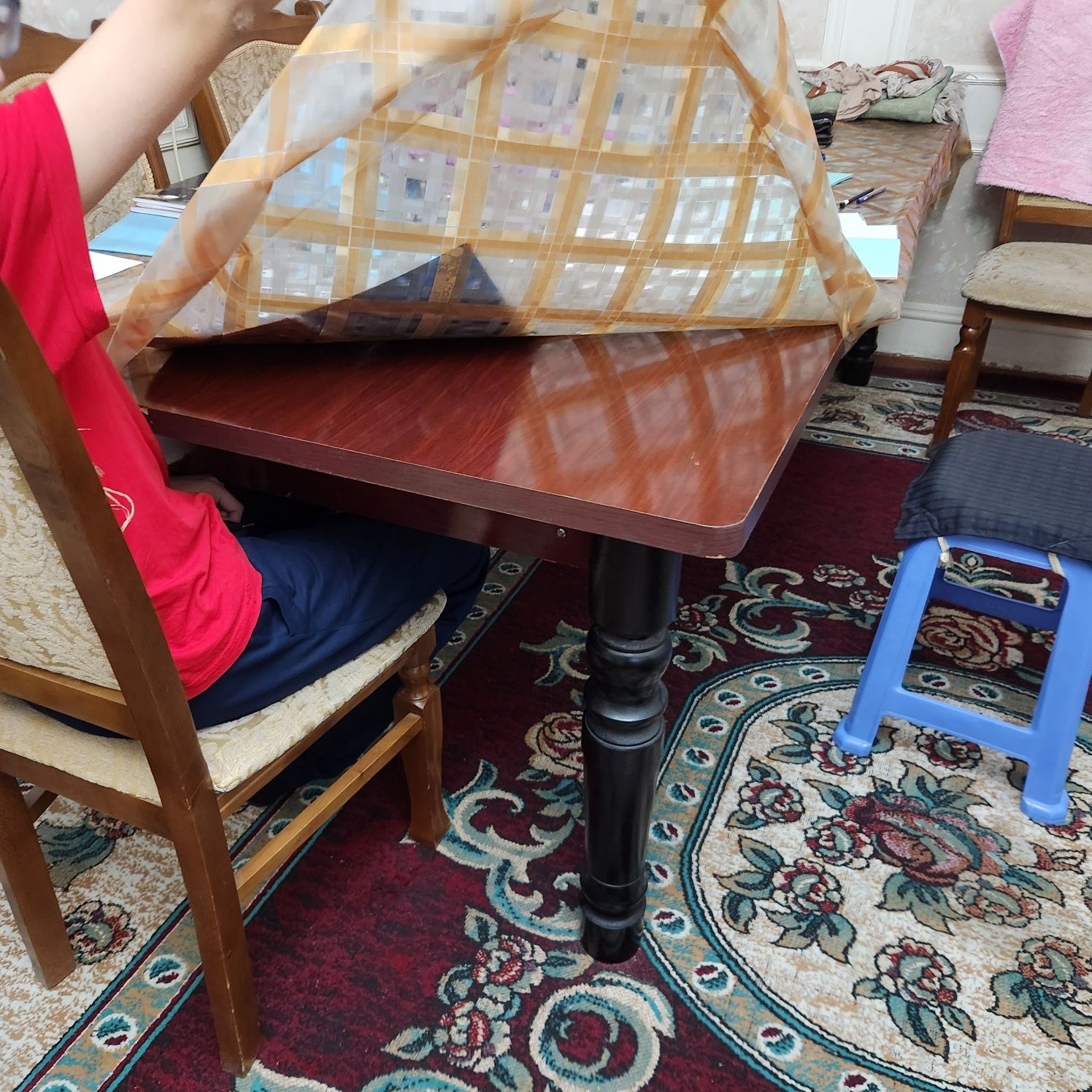 Продаются  стол и 10 стульев.