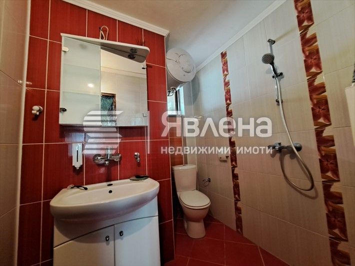 Многофамилна Къща на три етажа в квартал Виница