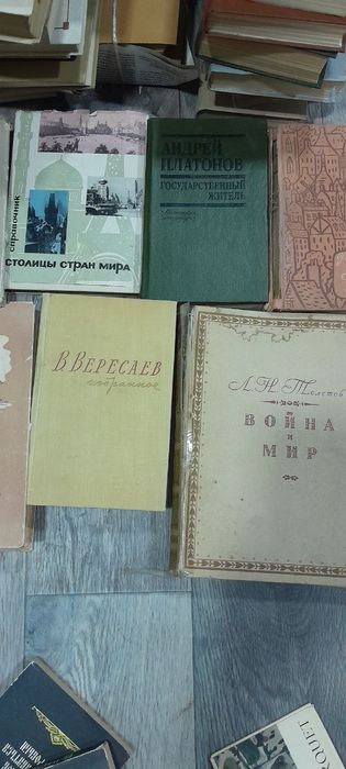 Книги примерно 450 шт