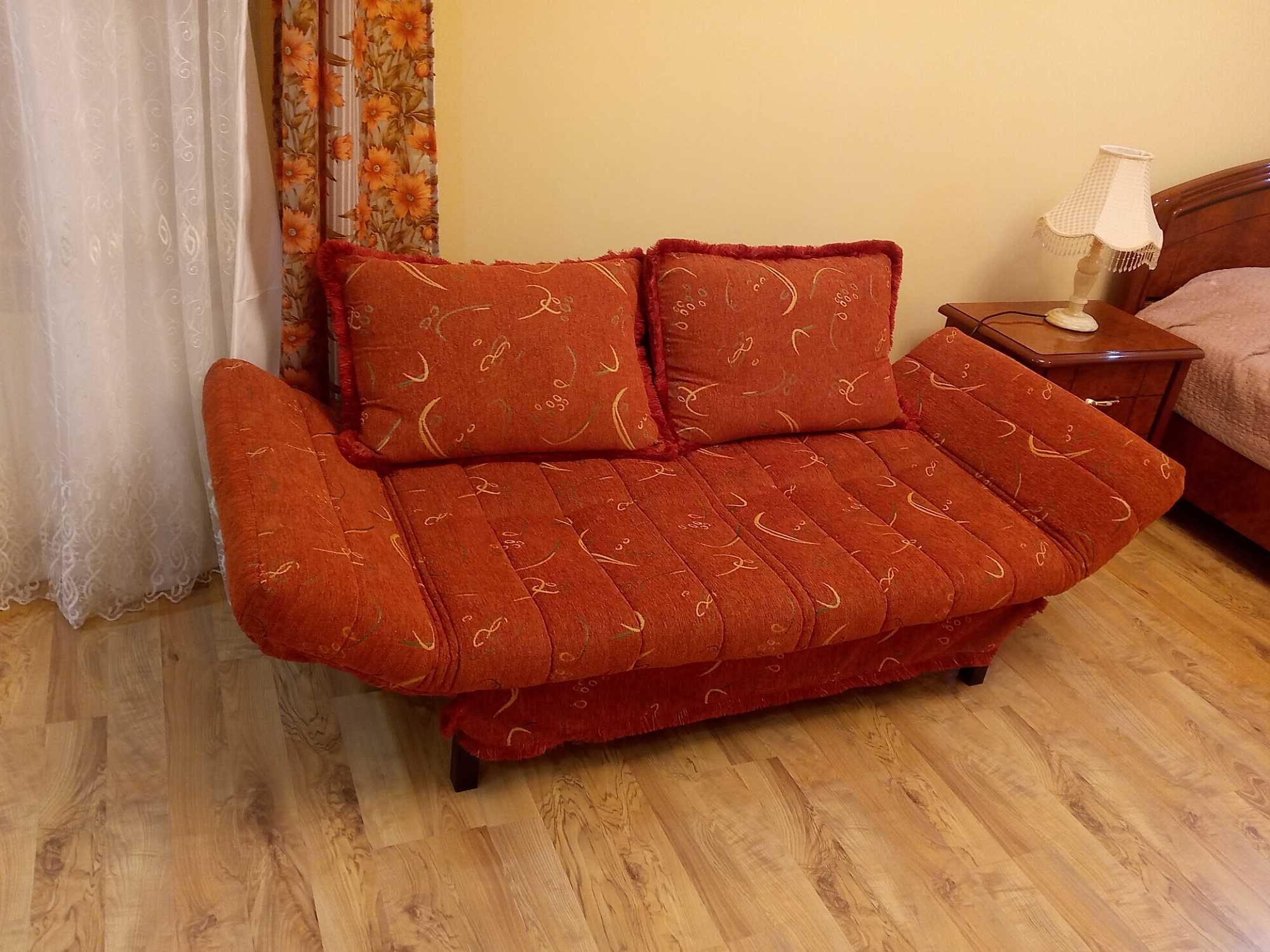Компактный удобный диван кровать 2 вида.Размер 200х80см и 190х117см