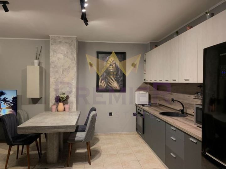 Тристаен апартамент + Паркомясто, Кабелна Тв, Интернет и входни такси