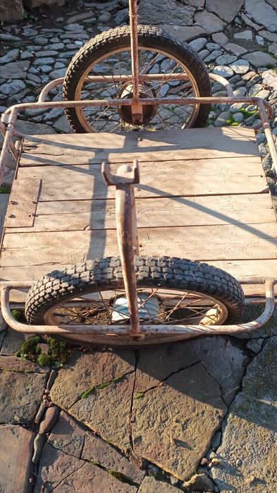 Продавам метална количка на две колела  мотоциклетни