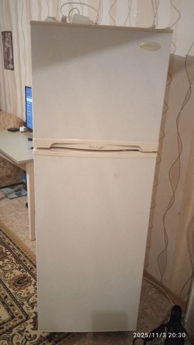 Холодильник DAEWOO в нерабочем состоянии.