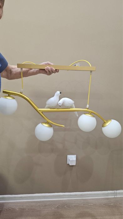 Люстра новая, с лампочками