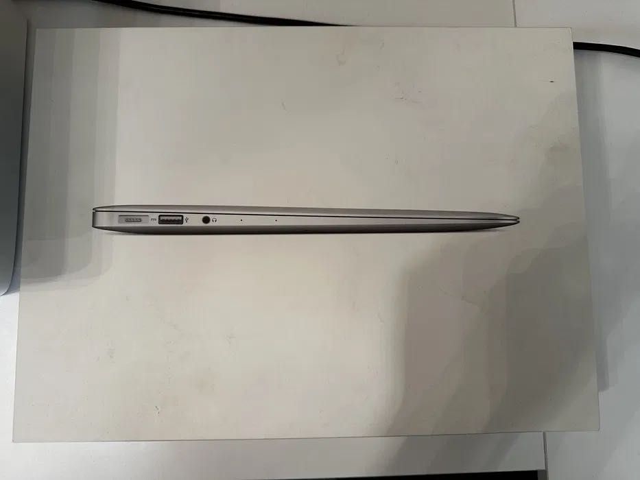 Продавам Apple Macbook Air 13.3 (i5, 8GB, 128GB)+аксесоари