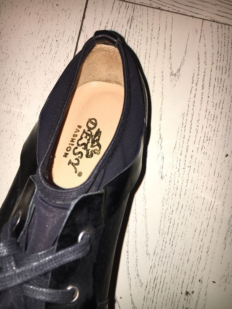 Vand pantofi imitatie piele nou nouti purtati doar in casa pt proba