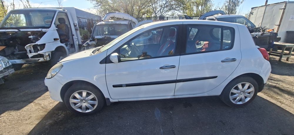 Dezmembrez Renault Clio 3 Automata 1.6 B 2008