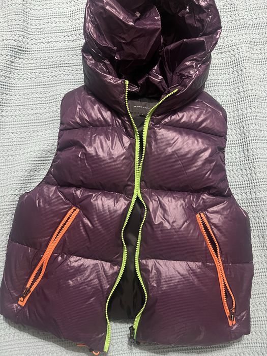 Продается дутый жилет ,корейского производства