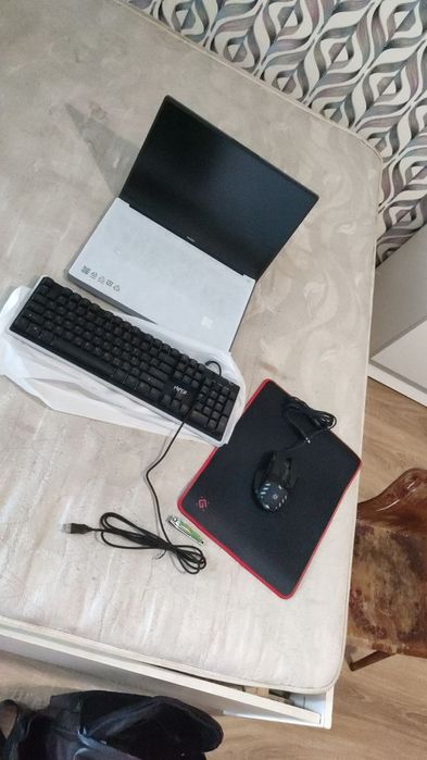 Noutbuk Huawei MateBook D16 hamma qo'shimcha narsalari bor.