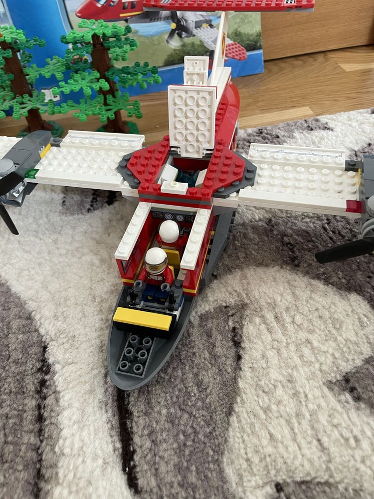 Lego CITY 4209 Avion de Pompieri, Mașină de Pompieri