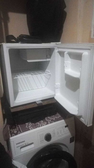 срочно продается холодильник маленький для мини бара