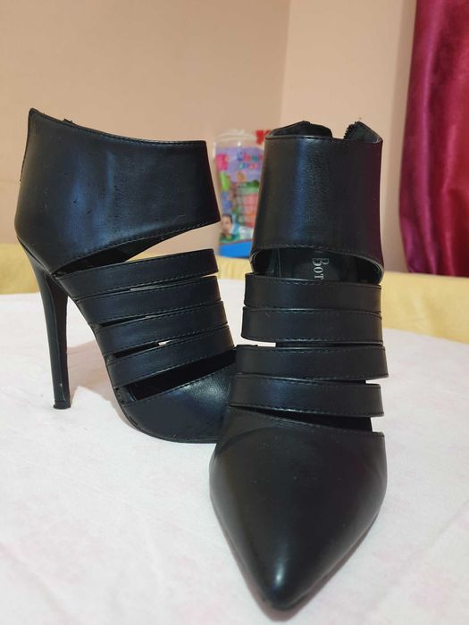 Botine cu toc si varf ascutit