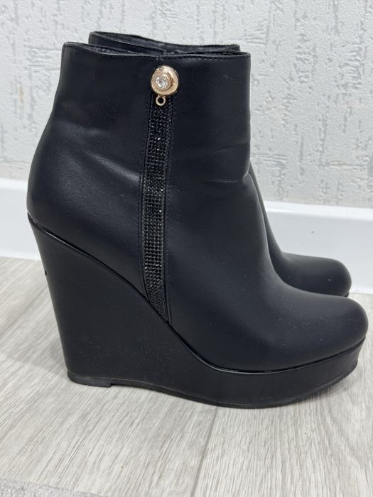 Отдам Ботильоны женские черные за плиточную шоколадку