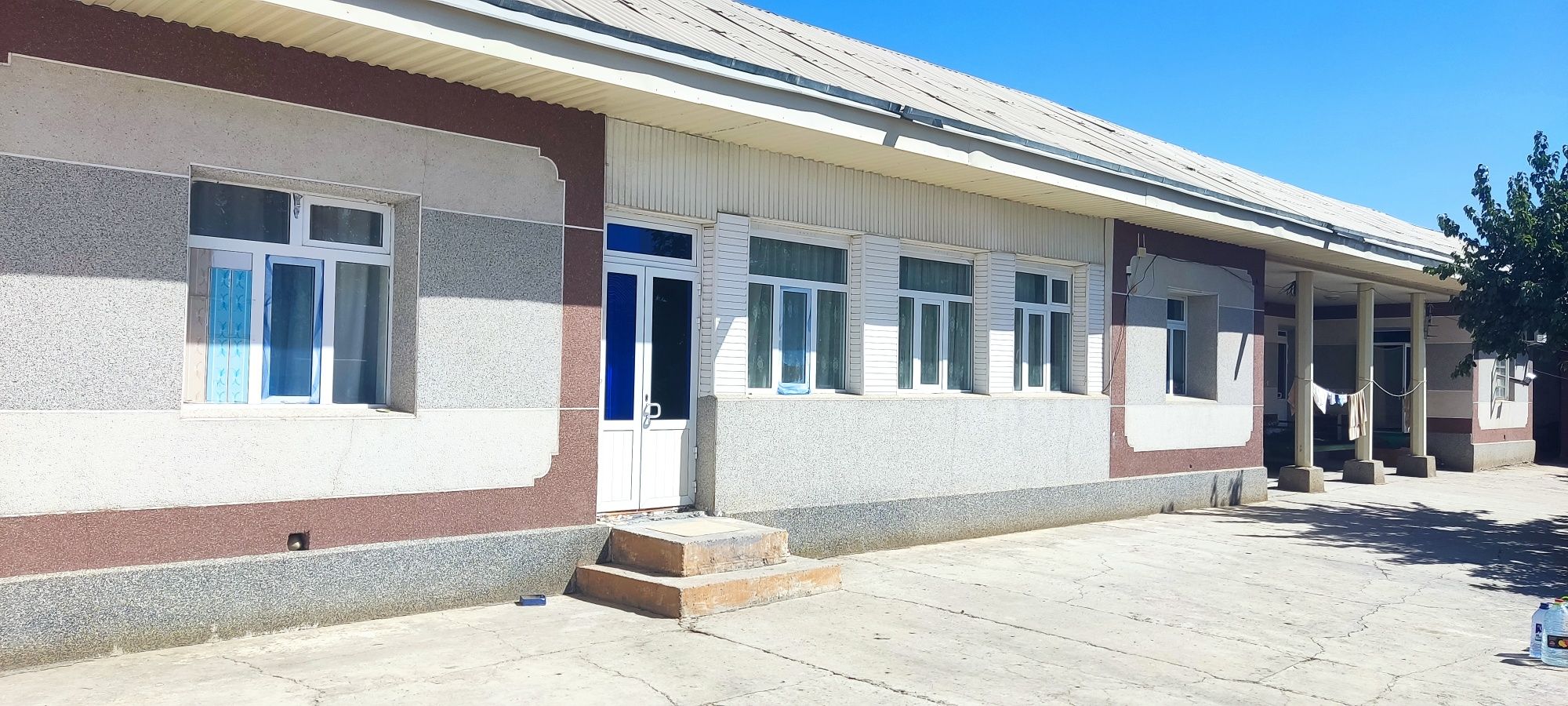 Uy sotiladi hovli 12 sutik 5xona 2li zal 150ming $ kelishiladi