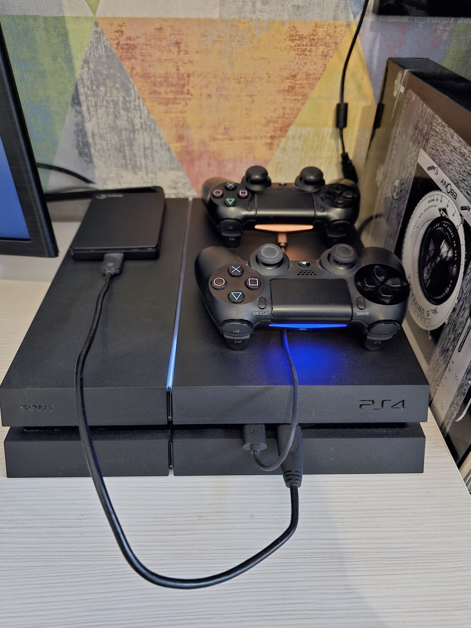 PS4 la cutie + 2 controllere + hdd extern 2TB + 9 jocuri