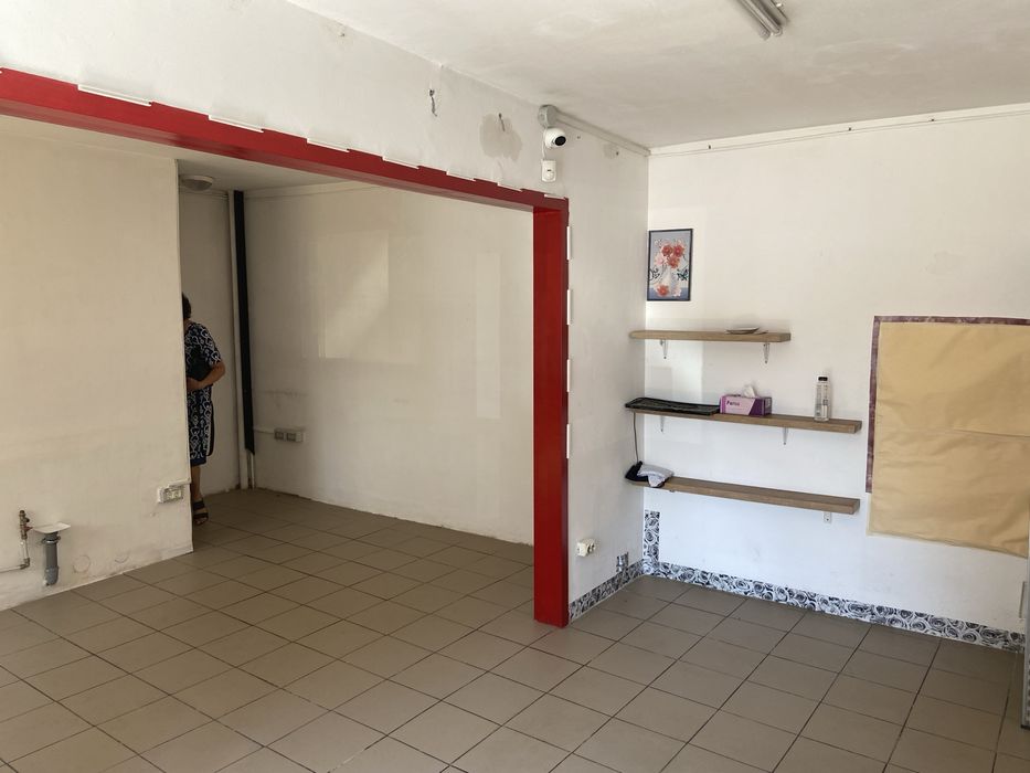 Inchiriez in Resita, zona "POLITIE", spatiu comercial.