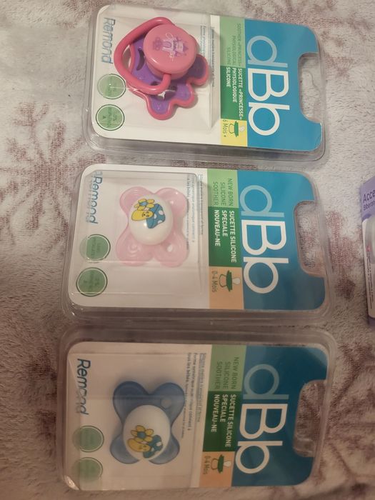 Biberoane și suzete.