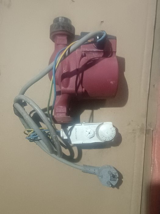 Vând pompa de circulare apă